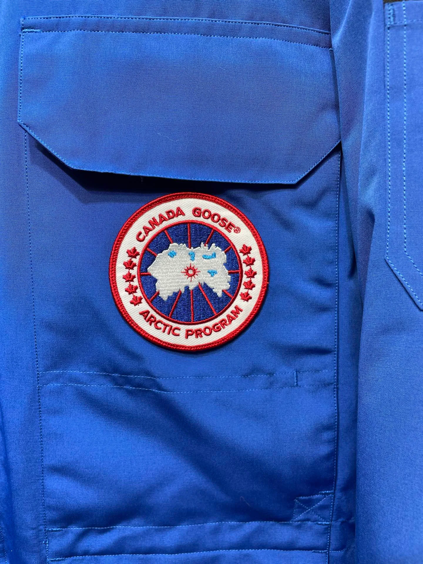 P910 special version 🌟 🇨🇦CANADA GOOES 24 new models 08 models/couple models Factory direct supply: supplying global purchasing agents, micro-business, entities, Tmall, high-end stalls and studio cooperation, free shipping! Canada Goose Expedition Parka 2008 is the same style for men and women. It is mid-length and the most timeless classic. All Arctic and Antarctic scientific expedition teams choose Canada Goose as their cold-proof equipment. It is the Rolls-Royce of down jackets. ➖ Industry-leading anti-counterfeiting chip sensing. ➖ Imported Behringer embroidery machines and customized embroidery labels, the highest level and industry leading. ➖ Imported Korean 21-count polyester-cotton blended original fabric, TC85 waterproof coated fabric, water-repellent, windproof and wear-resistant. ➖ The new national standard 80 white duck down is filled with an average of 520 grams of down. The amount of down filled is industry-leading. ➖ 100% nylon lining with double double-layer sealing design to prevent velvet running, and seamless thread design on the cuffs! ➖ Western Canadian Green Wolf Collar. ➖ Yoshida YKK provides original factory-customized electroplated sliders. YKK two-way lockable zippers are tight and smooth and do not peel off paint. ➖ 3M composite Velcro is durable and the accessories and hardware are all custom-made. Note: Our copywriting is only simple and clear. Instead of bragging about the copywriting, it is better to compare and understand with samples. Only for the purest goose, the most dedicated, the most professional, the highest quality, the highest cost performance!  Size:XS-XXL
